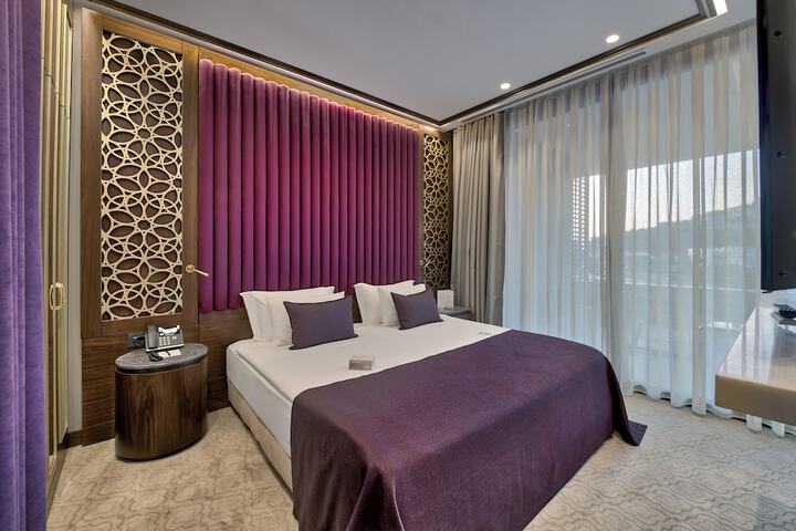 Room 32 of 98