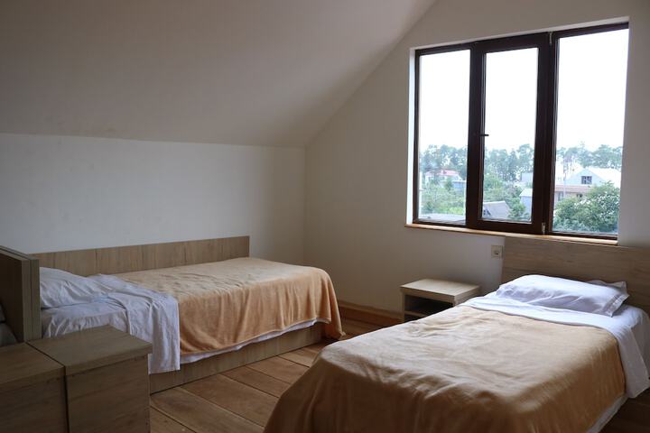 Room 10 of 28