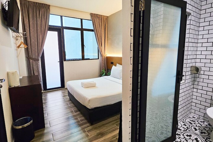 Room 26 of 102
