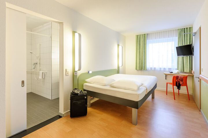 Room 5 of 32
