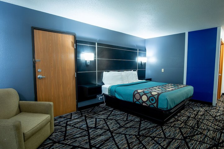 1 King Bed (16 of 17)