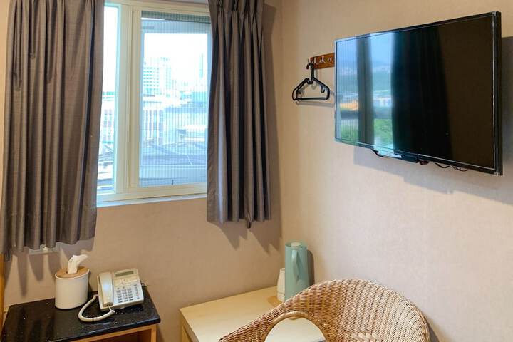 Room 5 of 20