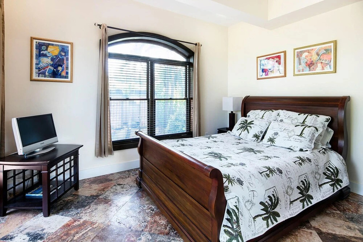 Room 4 of 17
