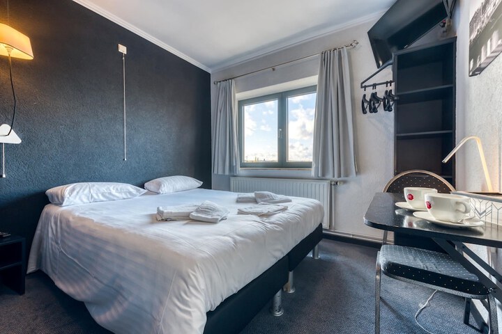 Room 25 of 49