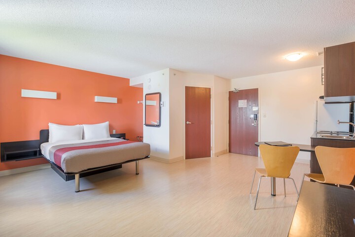1 Queen Bed (5 of 48)