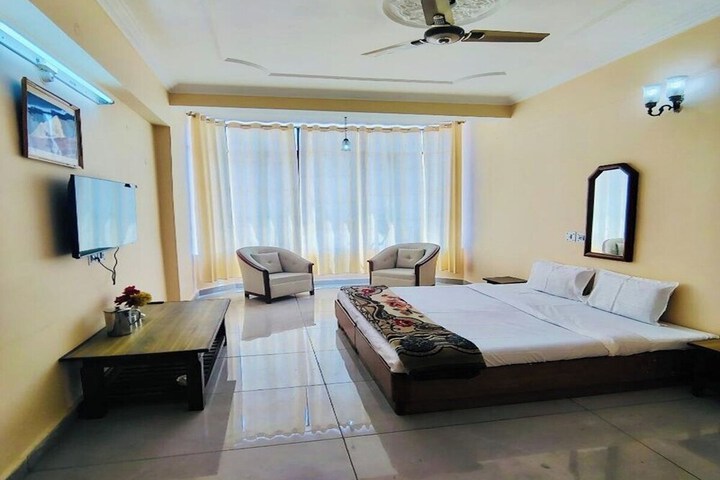 Room 7 of 12