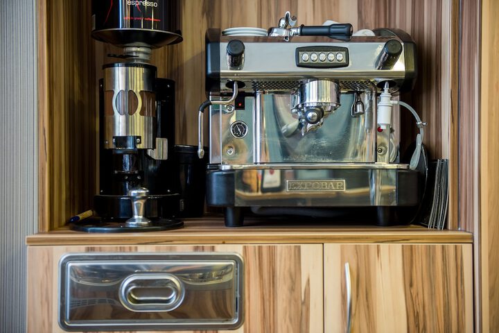 Lounge 31 of 38