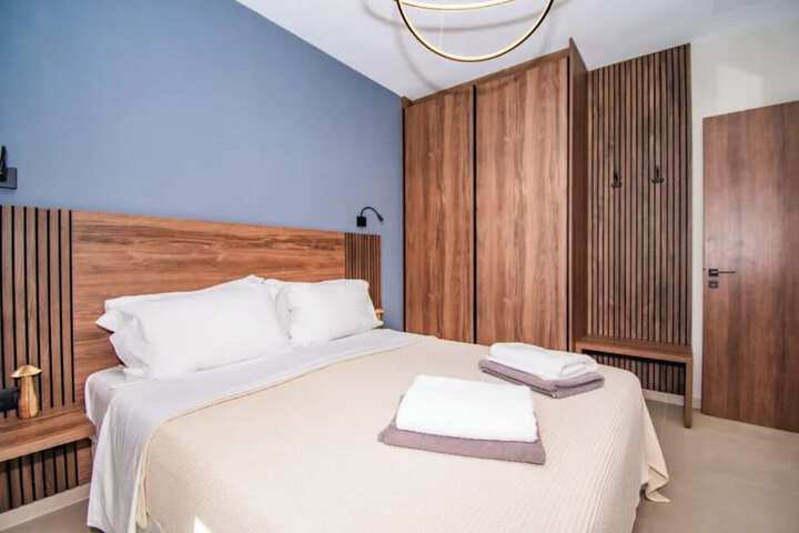 Room 4 of 17