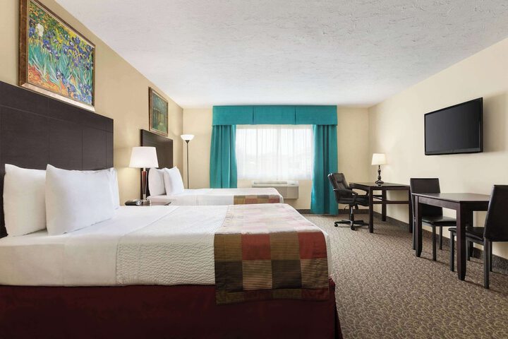 2 Queen Beds (7 of 8)