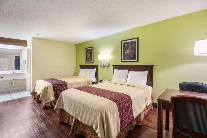 2 Double Beds (6 of 8)