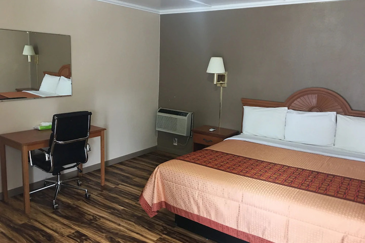 Room 5 of 8