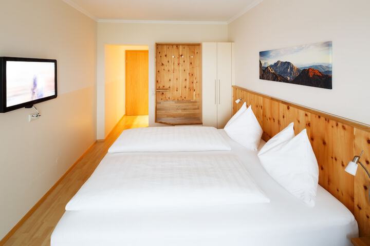 Room 16 of 38