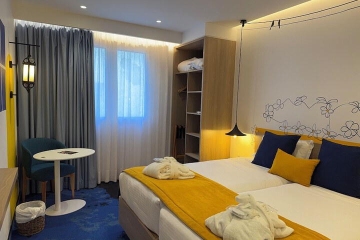 Room 17 of 103