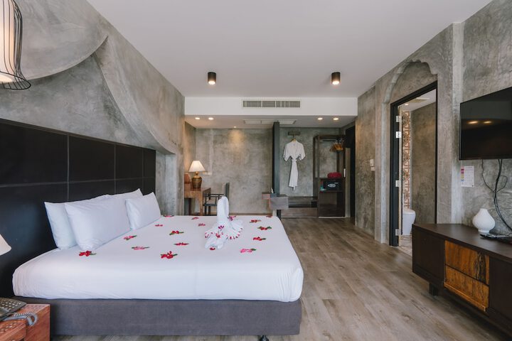 Room 105 of 196