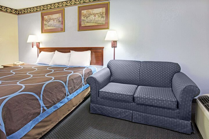 1 King Bed (2 of 8)