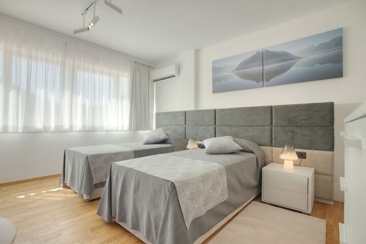 Room 12 of 47