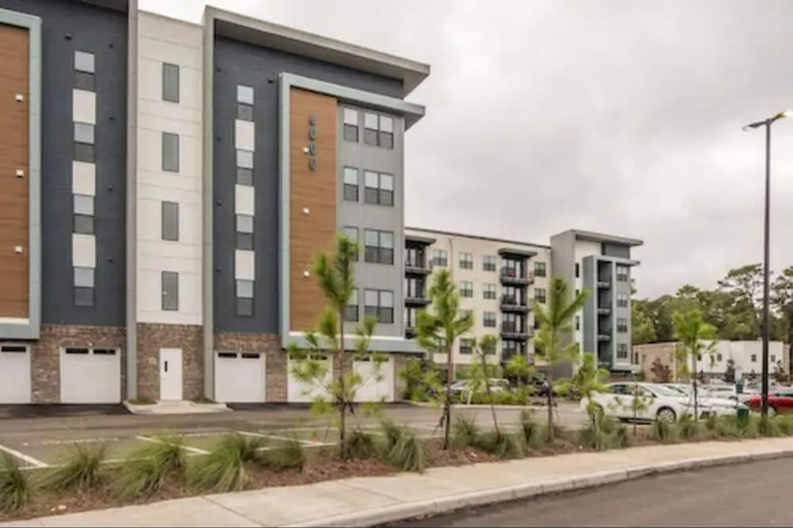 Exterior of Baymeadows 2 BR Apt by Frontdesk