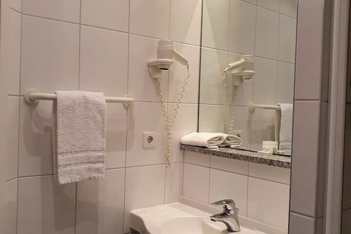 Room 11 of 28