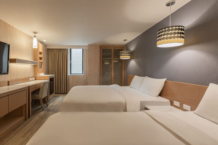 Room 6 of 76