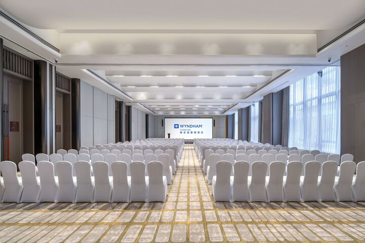 Ballroom/Hall 80 of 92