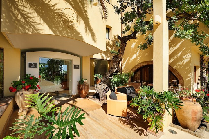 Hotel Exterior 222 of 249