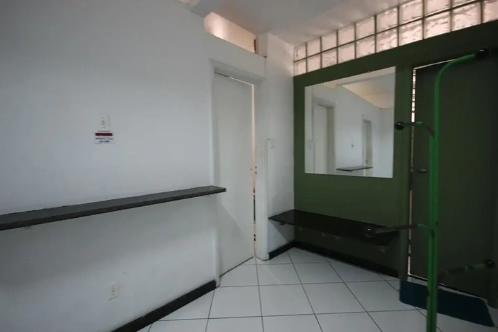 Room 9 of 17