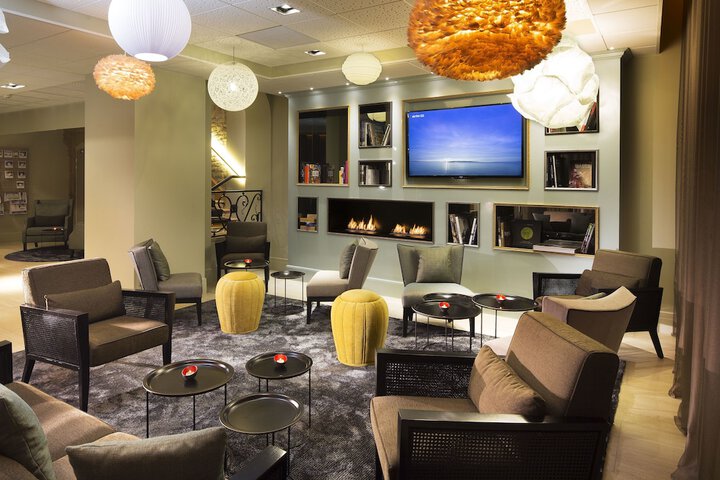 Lounge 24 of 36