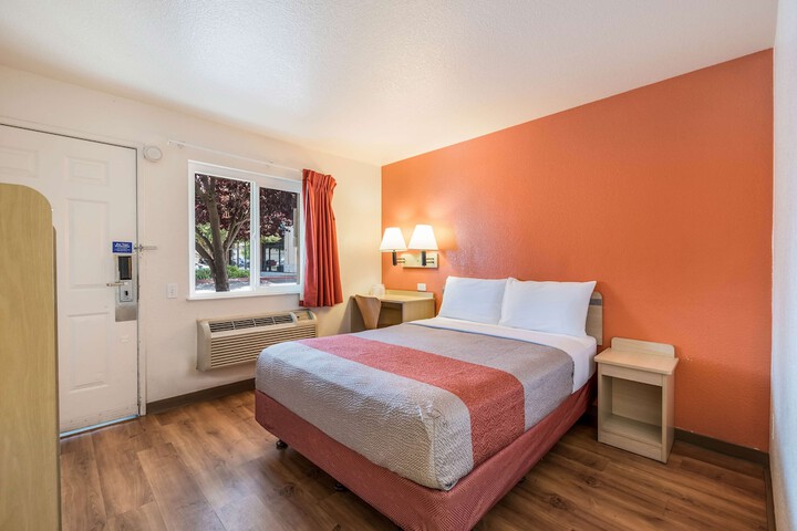 1 Queen Bed (5 of 19)