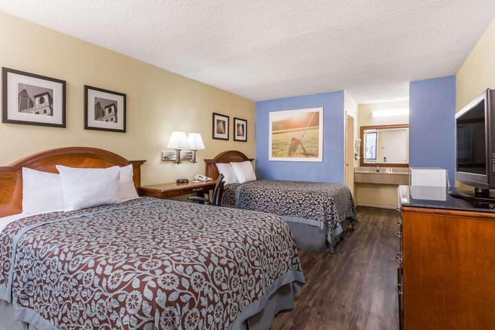2 Double Beds (6 of 10)