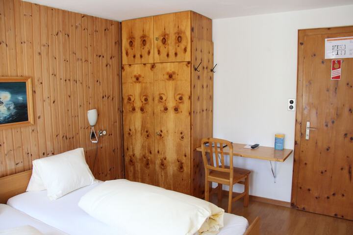 Room 9 of 73