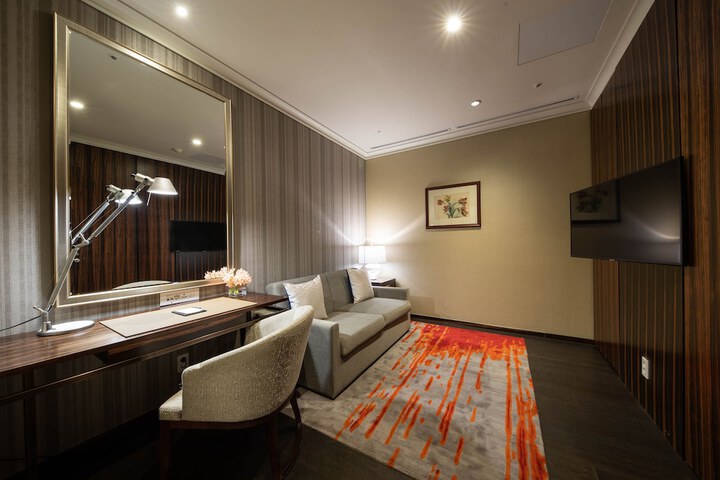 Room 6 of 73
