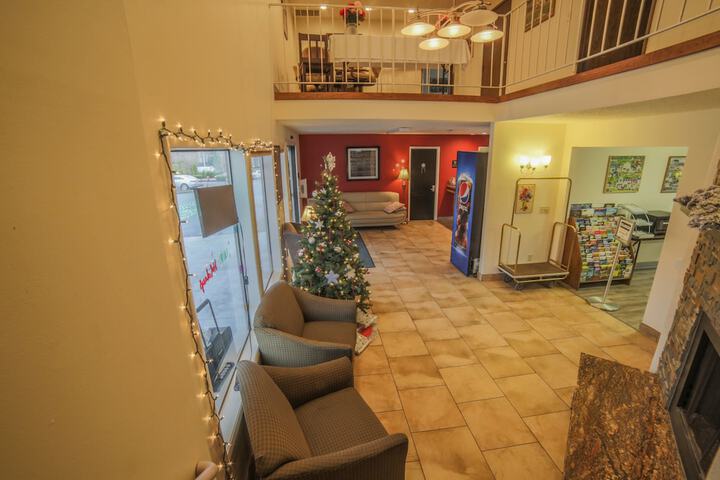 Lobby lounge