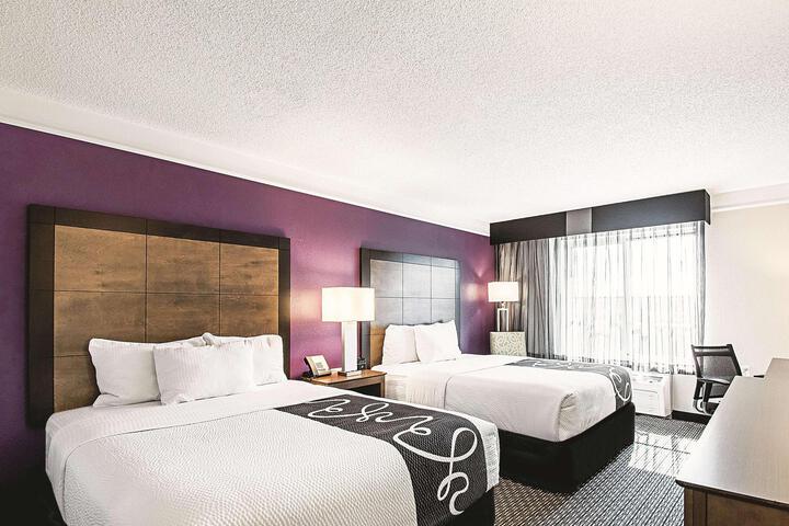 2 Queen Beds (1 of 17)