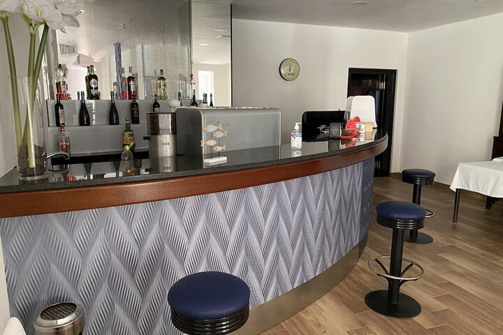 Lounge 94 of 99