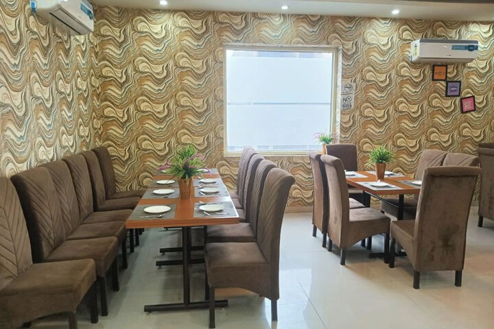 Dining 18 of 22