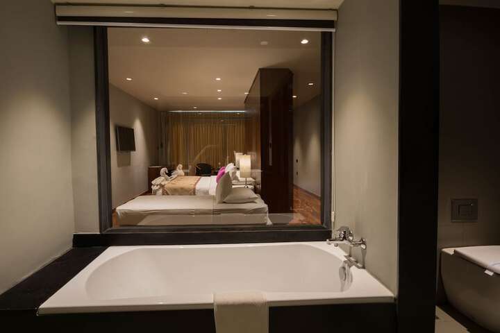 Room 15 of 33