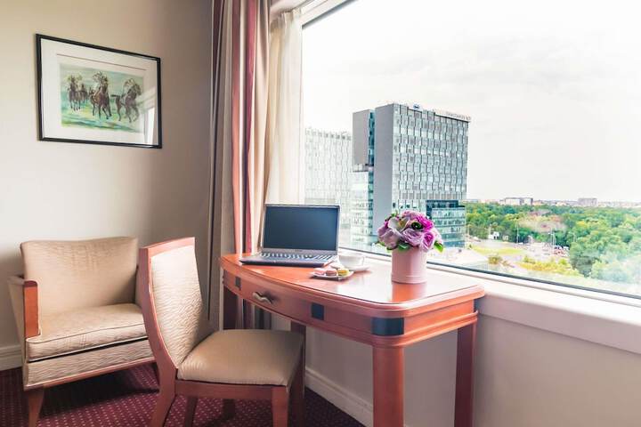 Room 27 of 263