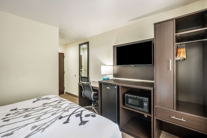 2 Queen Beds Accessible (25 of 50)