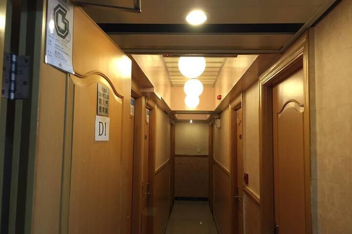Ballroom/Hall 15 of 21