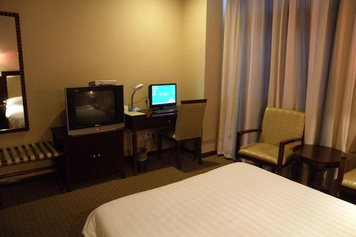 Room 4 of 9