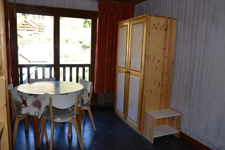 Room 4 of 16