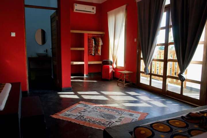 Room 24 of 77