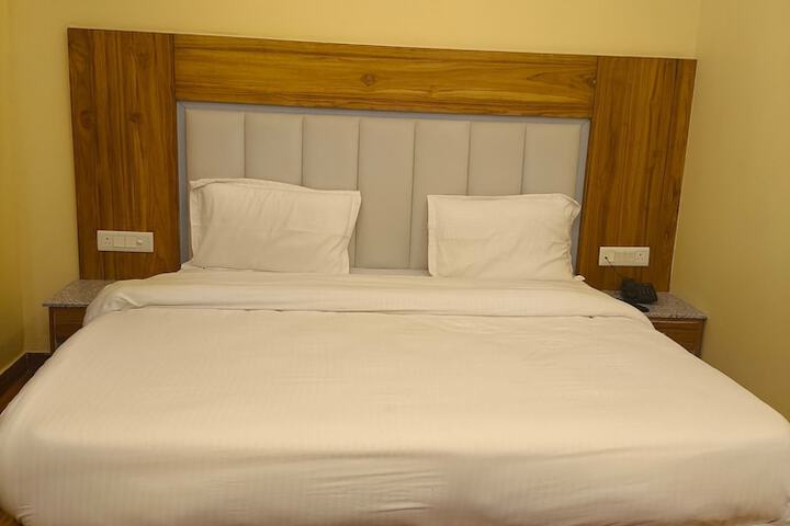 Room 6 of 10