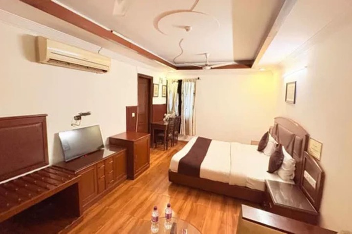 Room 11 of 18