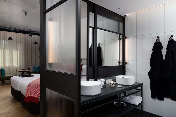 Room 33 of 60