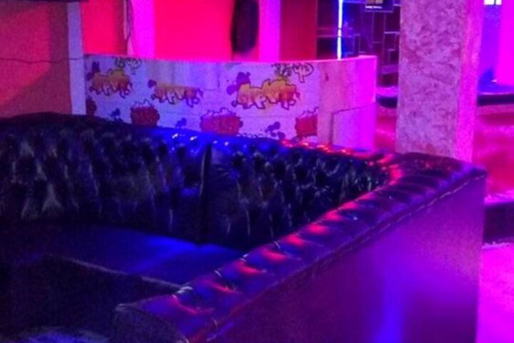 Lounge 10 of 14