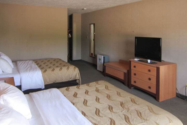 2 Queen Beds (7 of 20)