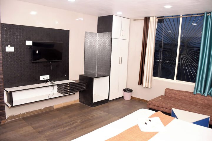 Room 6 of 25