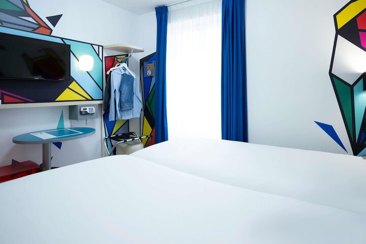 Room 11 of 62