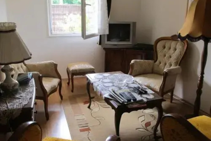 Room 4 of 12